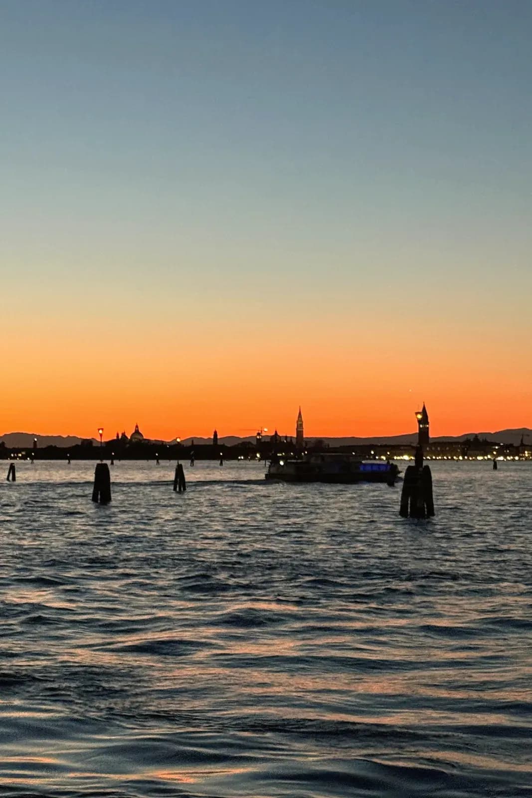 Sonnenuntergang über der Lagune mit der Silhouette von Venedig
