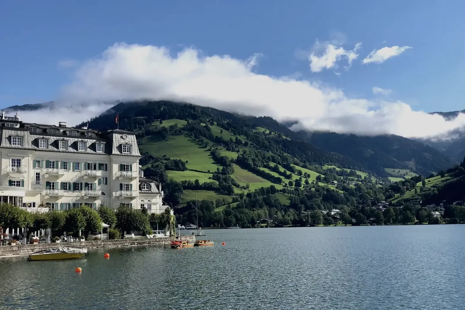 Das Grandhotel Zell am See auf seiner Halbinsel im Zeller See