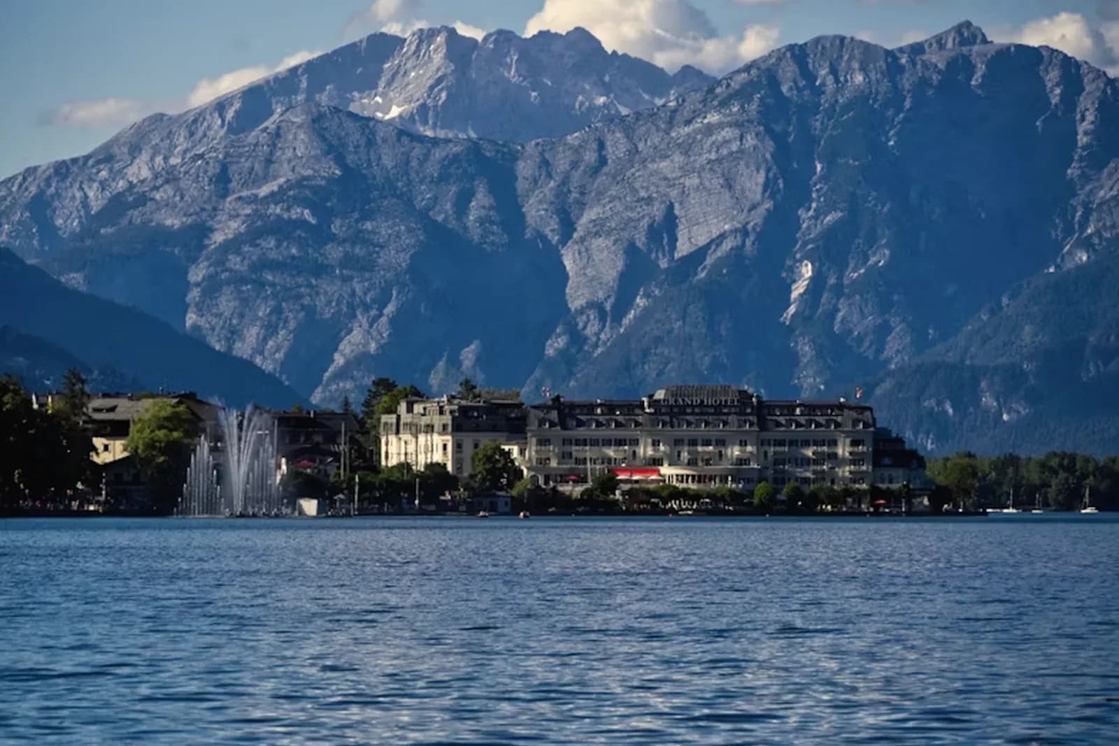 Grandhotel Zell am See – Hausansicht vor dem Bergmassiv