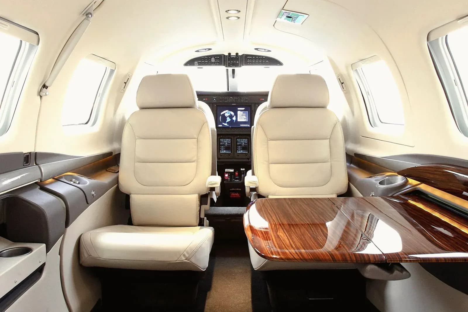 Kabine der Piper M600 mit Ledersitzen und Blick ins Cockpit