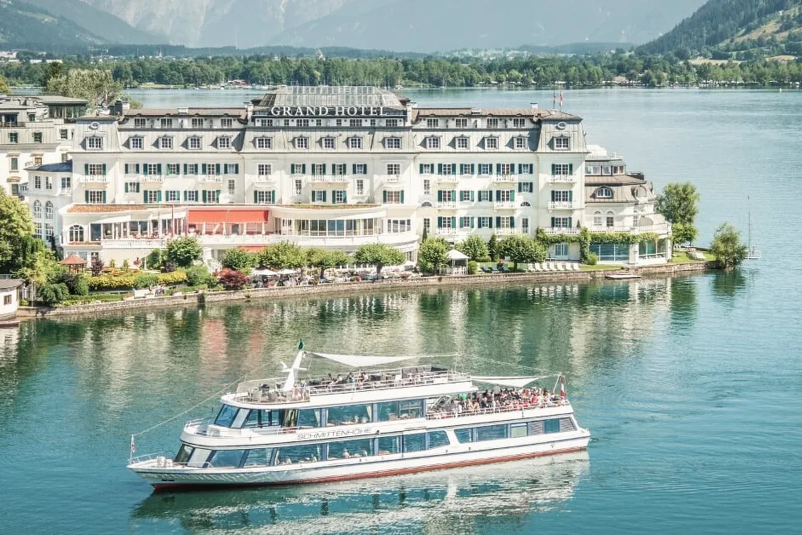 Ausflugsschiff auf dem Zeller See vor dem Grandhotel