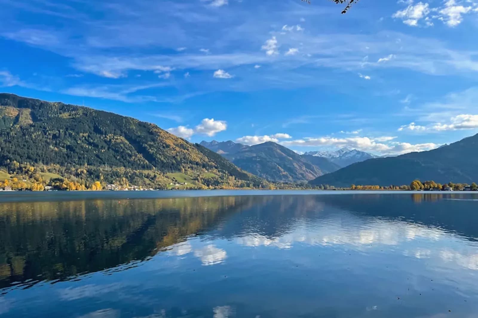 Der Zeller See im Herbst vor dem Grandhotel