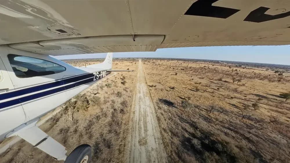 Cessna über der weiten Landschaft des südlichen Afrika
