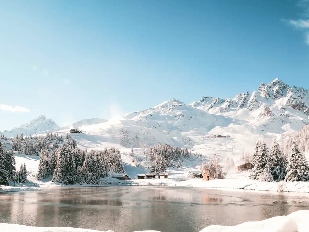 Courchevel Altiport im Winter mit verschneiten Pisten