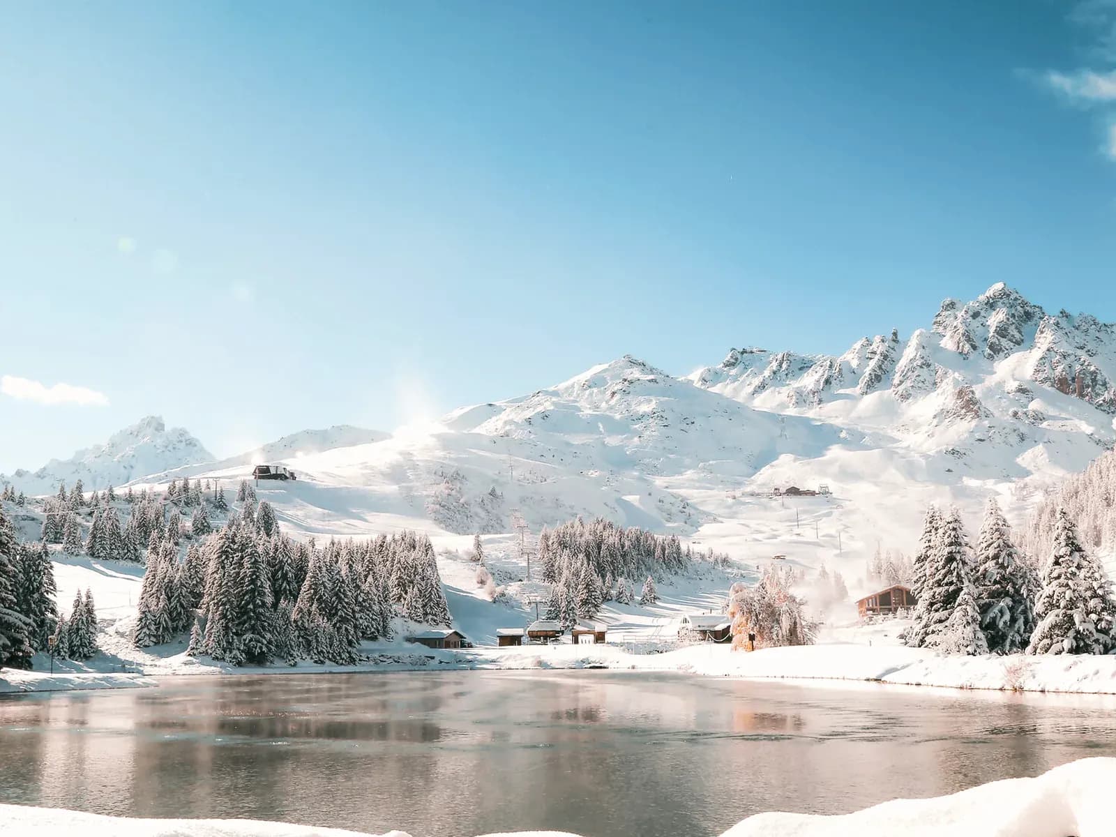 Courchevel im Winter mit dem legendären Altiport und verschneiten Pisten