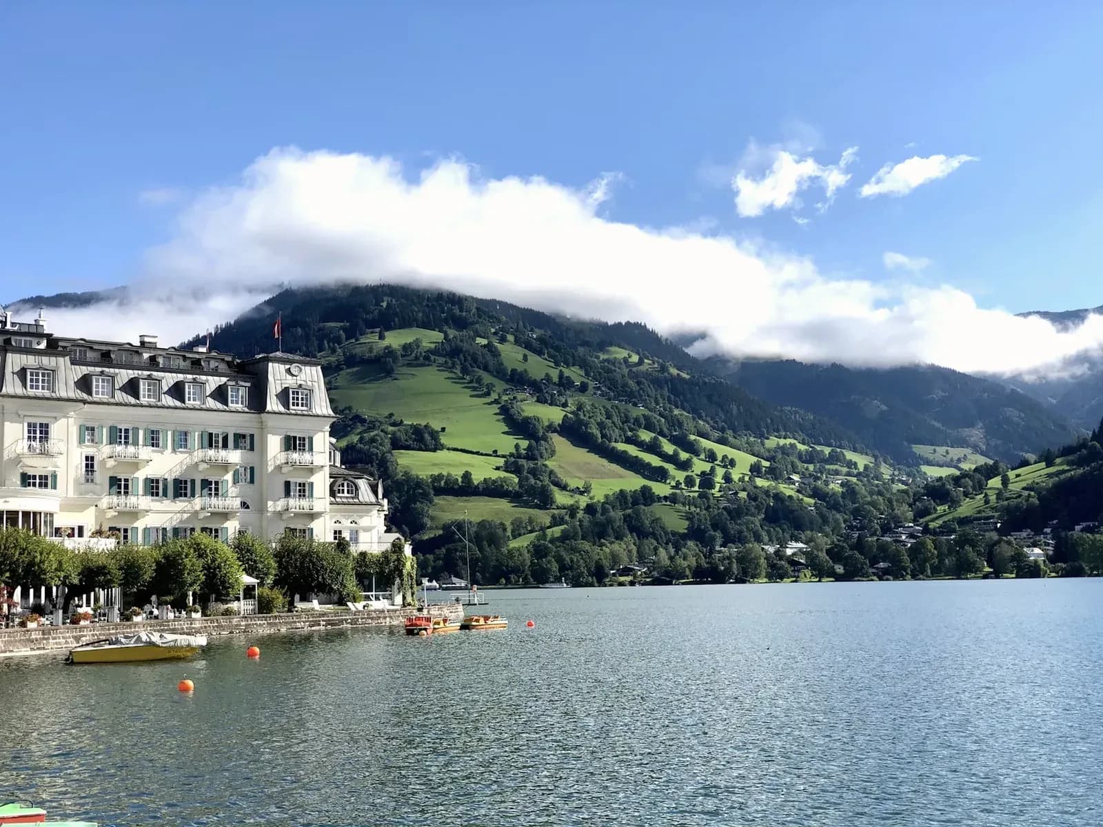 Zell am See aus der Luft mit den Hohen Tauern im Hintergrund