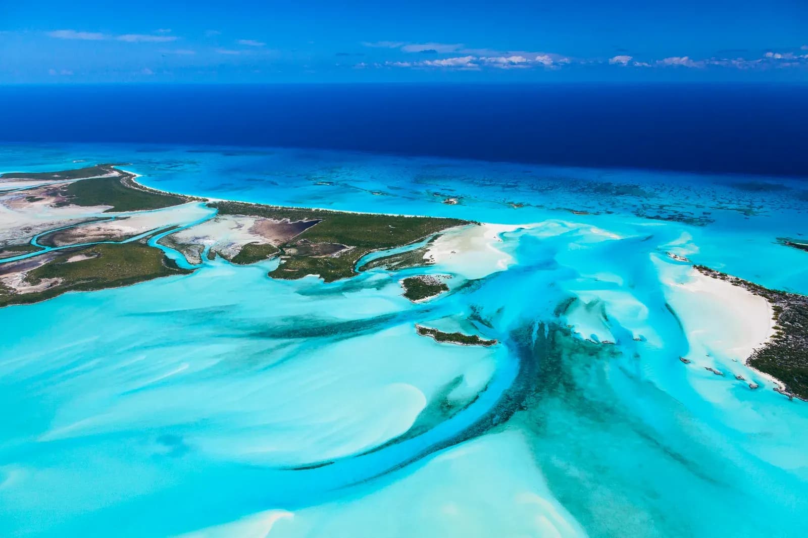 Die Exuma Cays aus der Luft mit ihren hellen Sandbänken