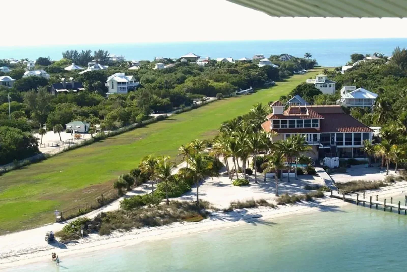 Anflug auf die Graspiste von North Captiva Island in Florida