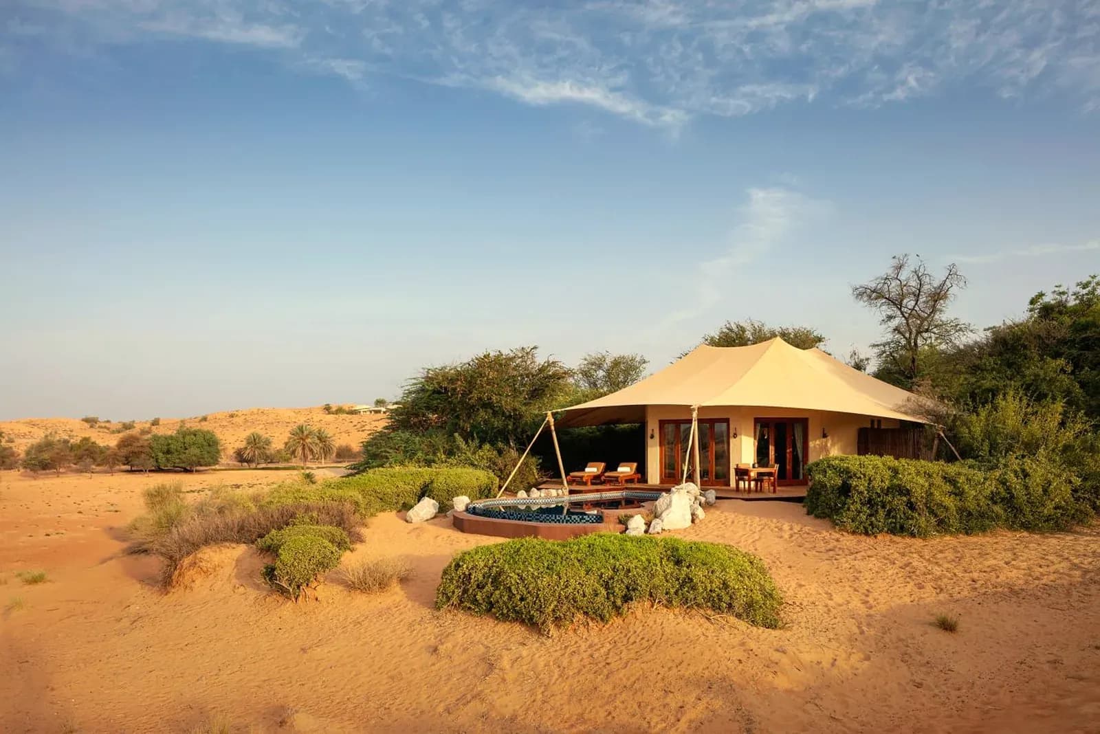 Al Maha Desert Resort – Villa mit eigenem Pool vor den Dünen