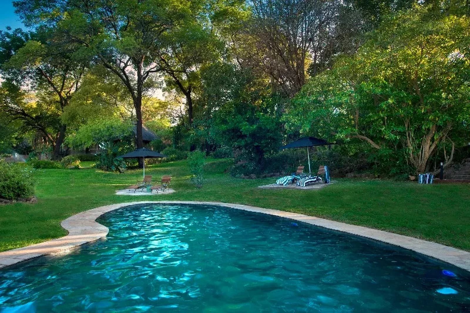 Anantara Stanley & Livingstone – Pool zwischen alten Bäumen