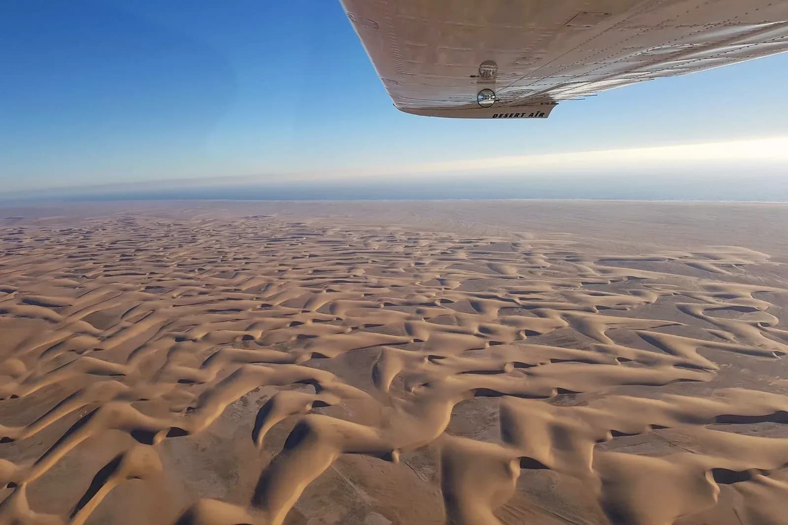Cessna über den Dünen der Namib