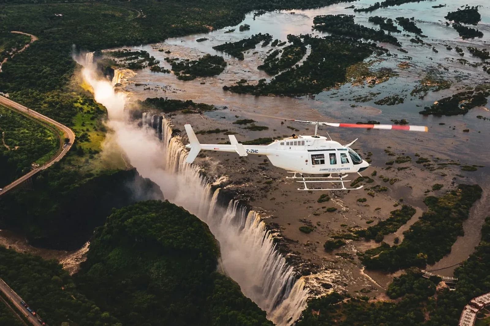 Helikopter über den Victoriafällen