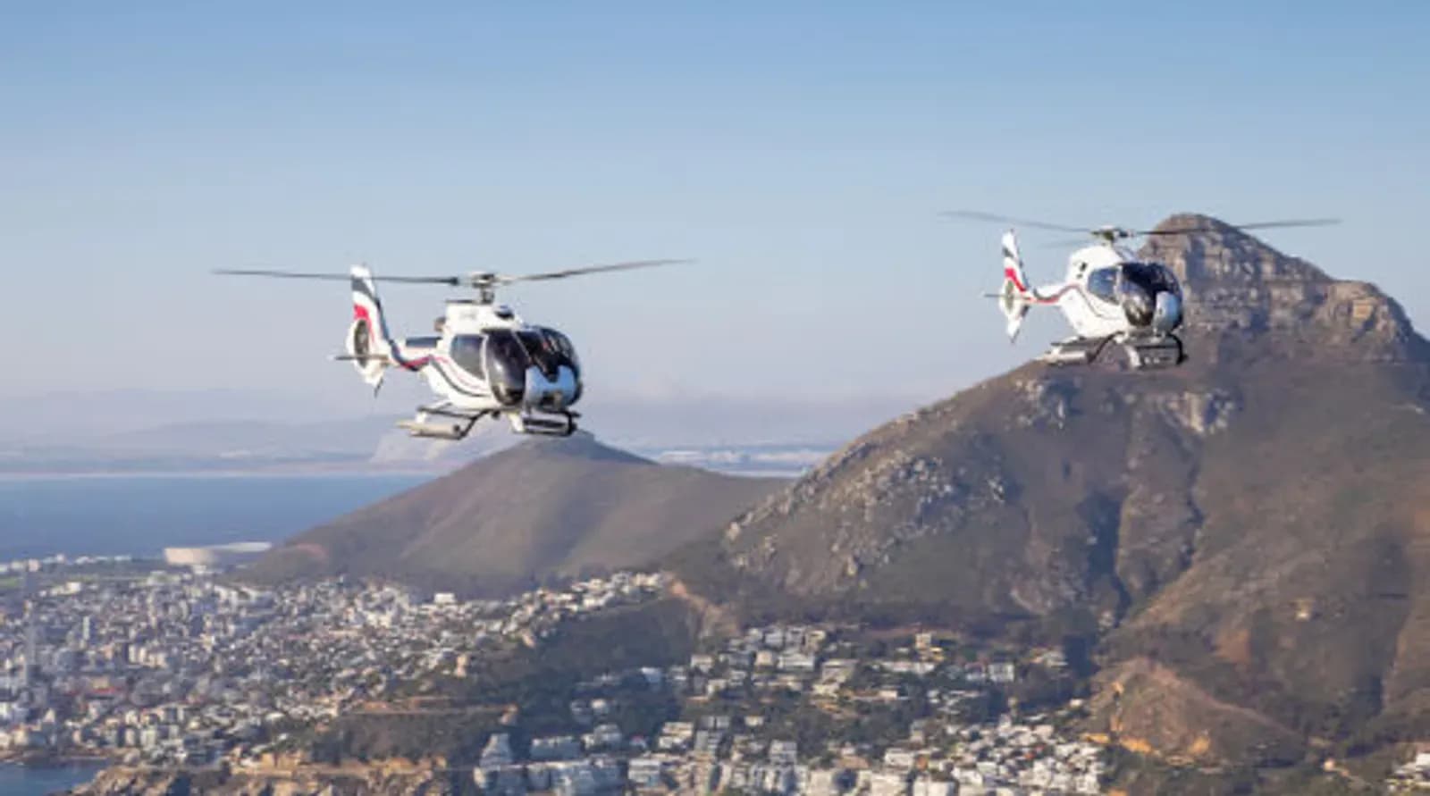Helikopter über Kapstadt mit Blick auf Lion’s Head