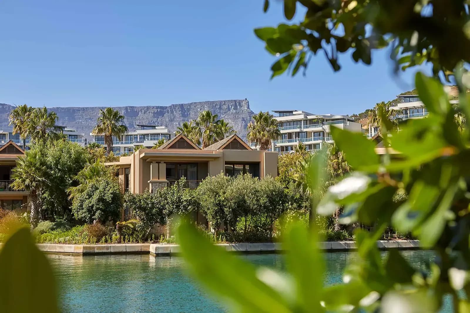 Blick vom One&Only Cape Town über die Marina auf den Tafelberg