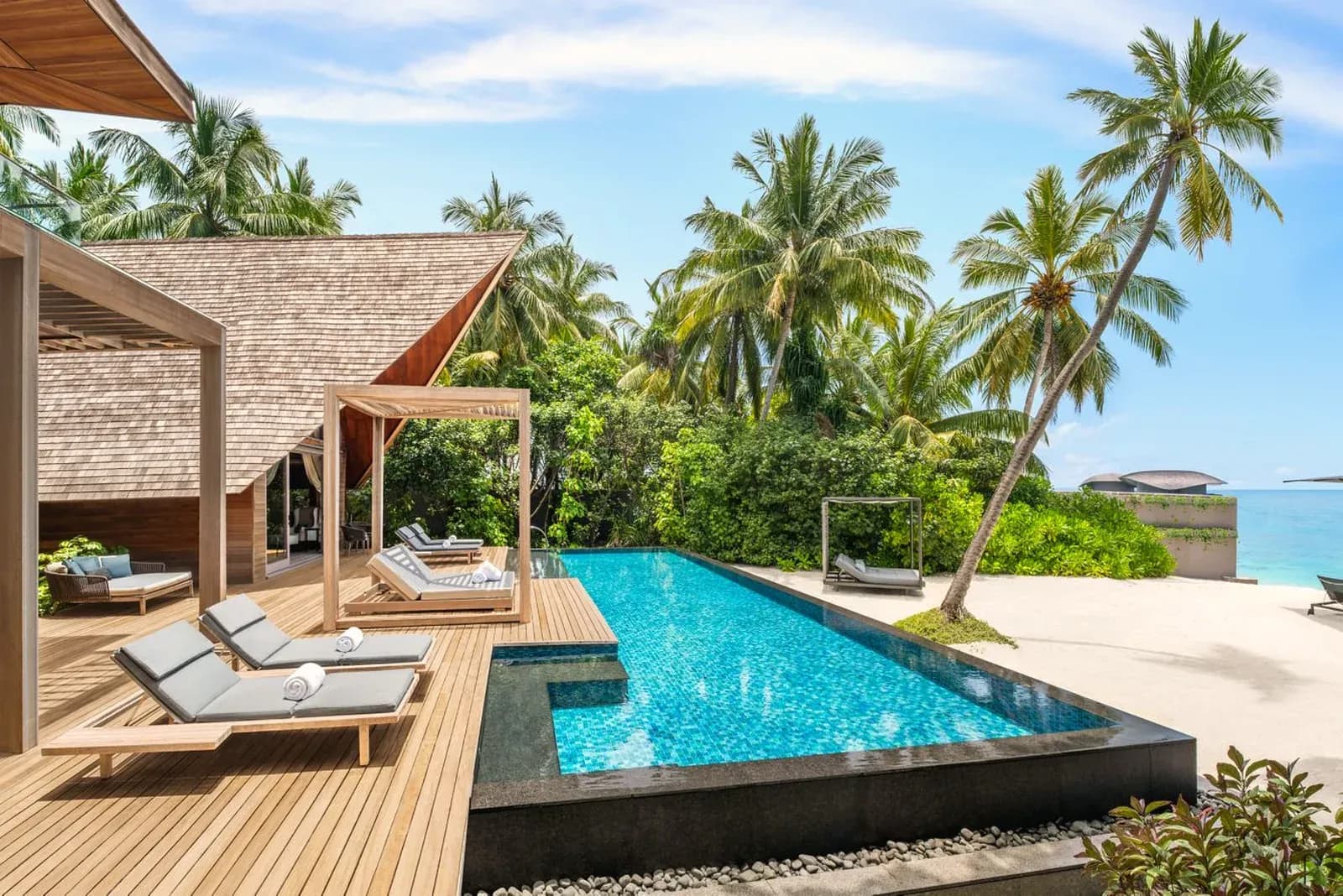 Pool und Meer vor dem St. Regis Maldives Vommuli Resort
