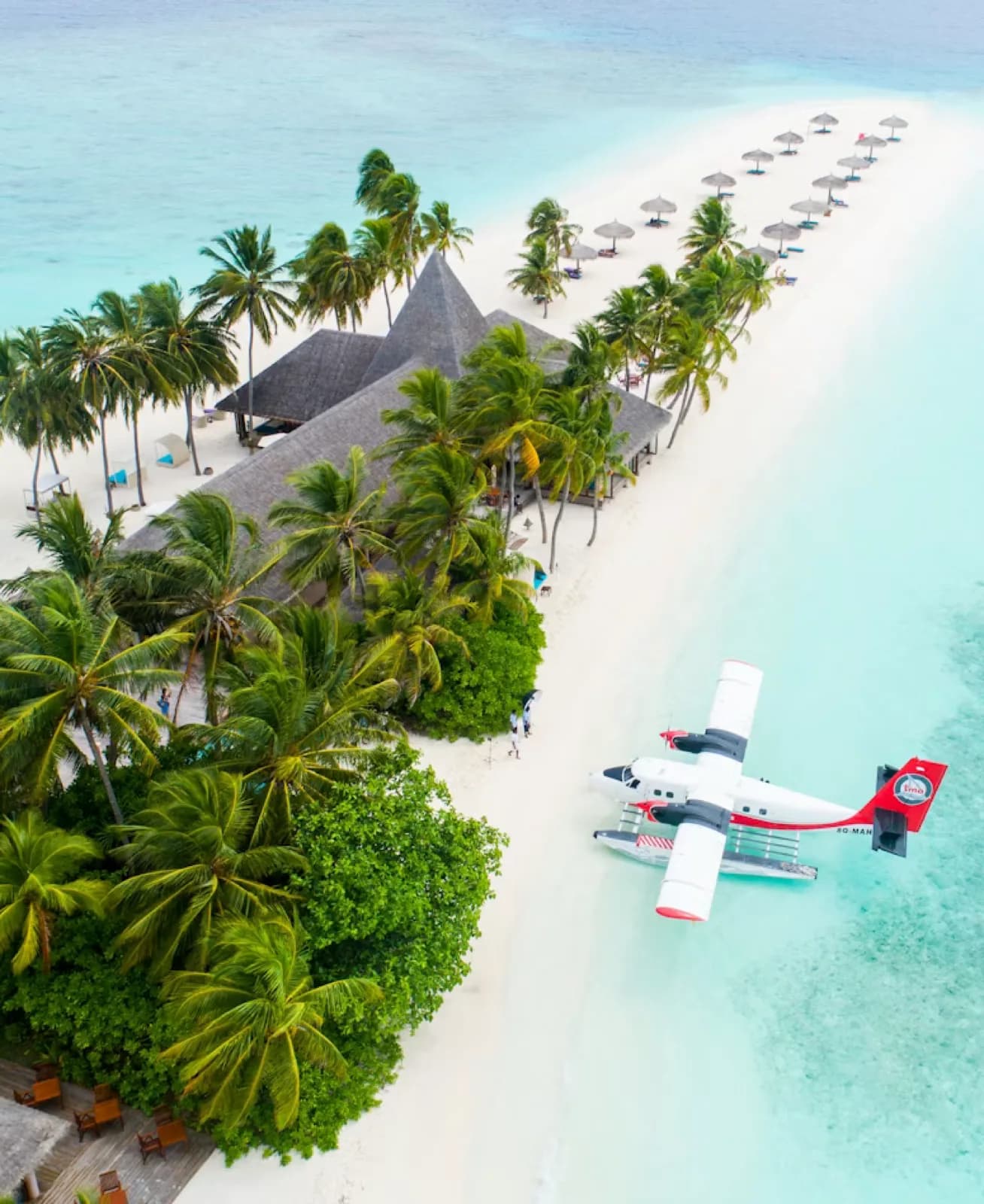 Wasserflugzeug am Strand der Malediven