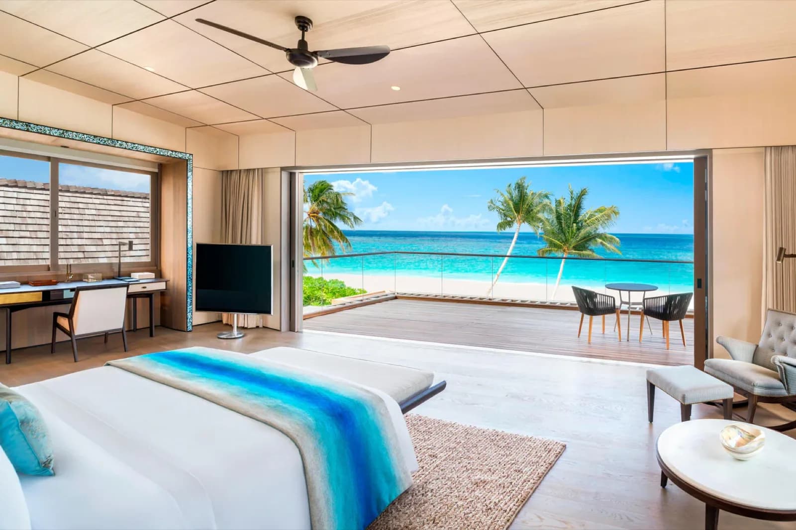 St. Regis Vommuli – Schlafraum einer Overwater Villa mit offener Front zur Lagune
