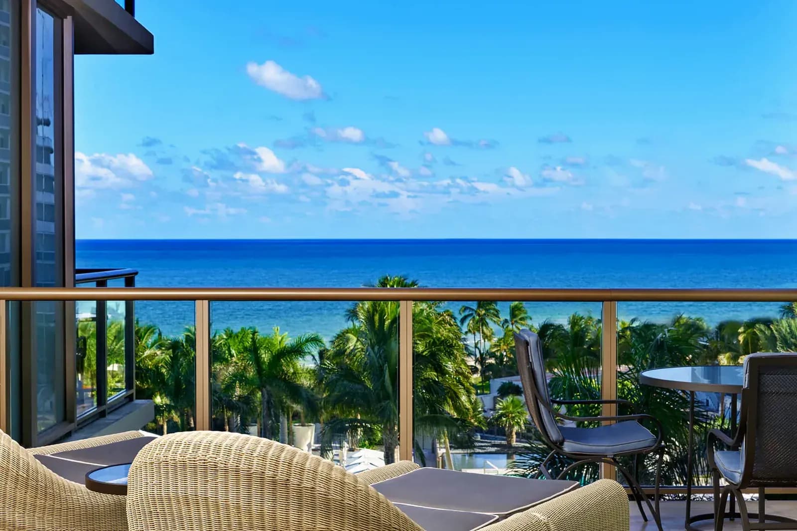 St. Regis Bal Harbour – Terrasse mit Korbmöbeln und Blick auf den Atlantik