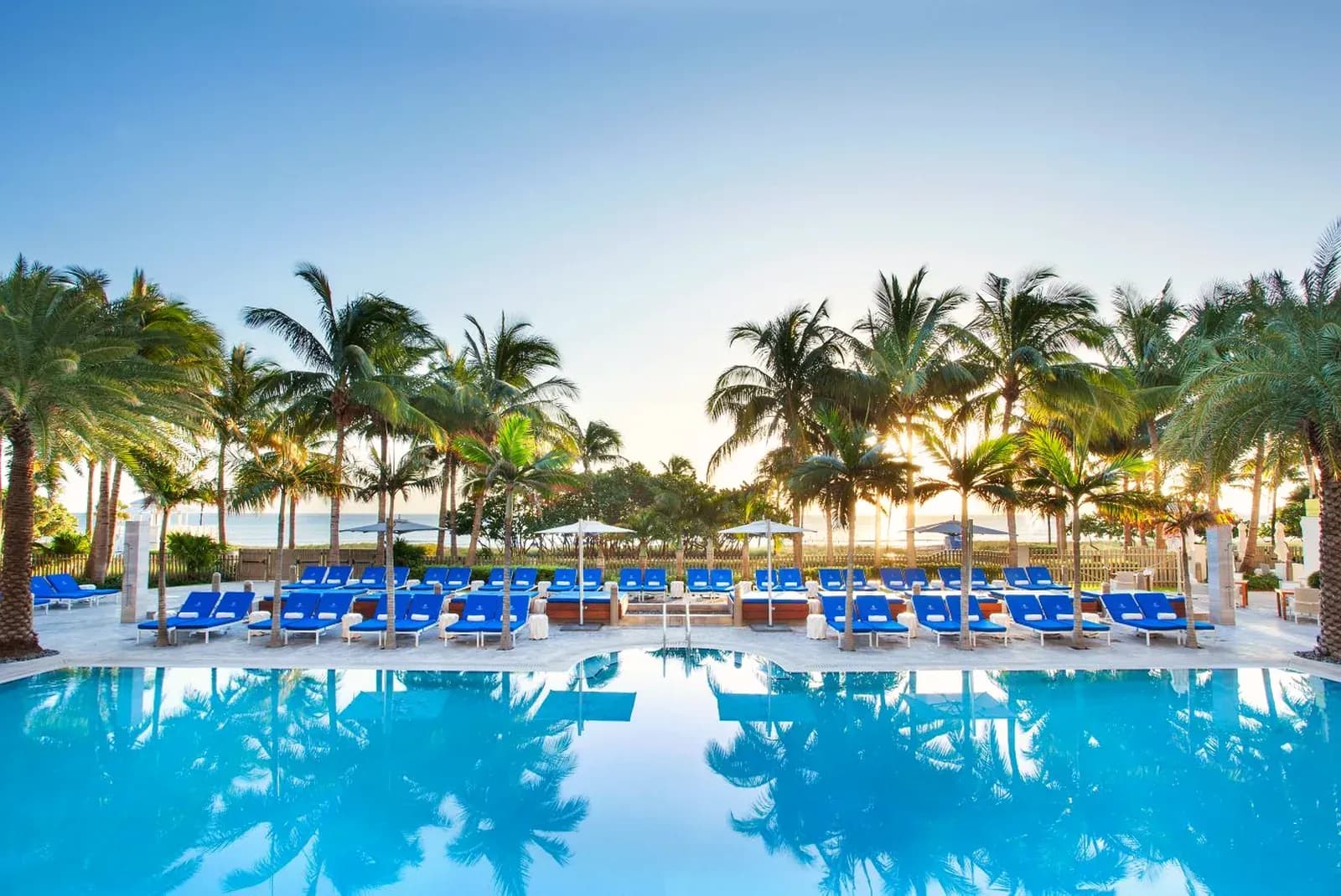 St. Regis Bal Harbour – Resortpool zwischen Palmen