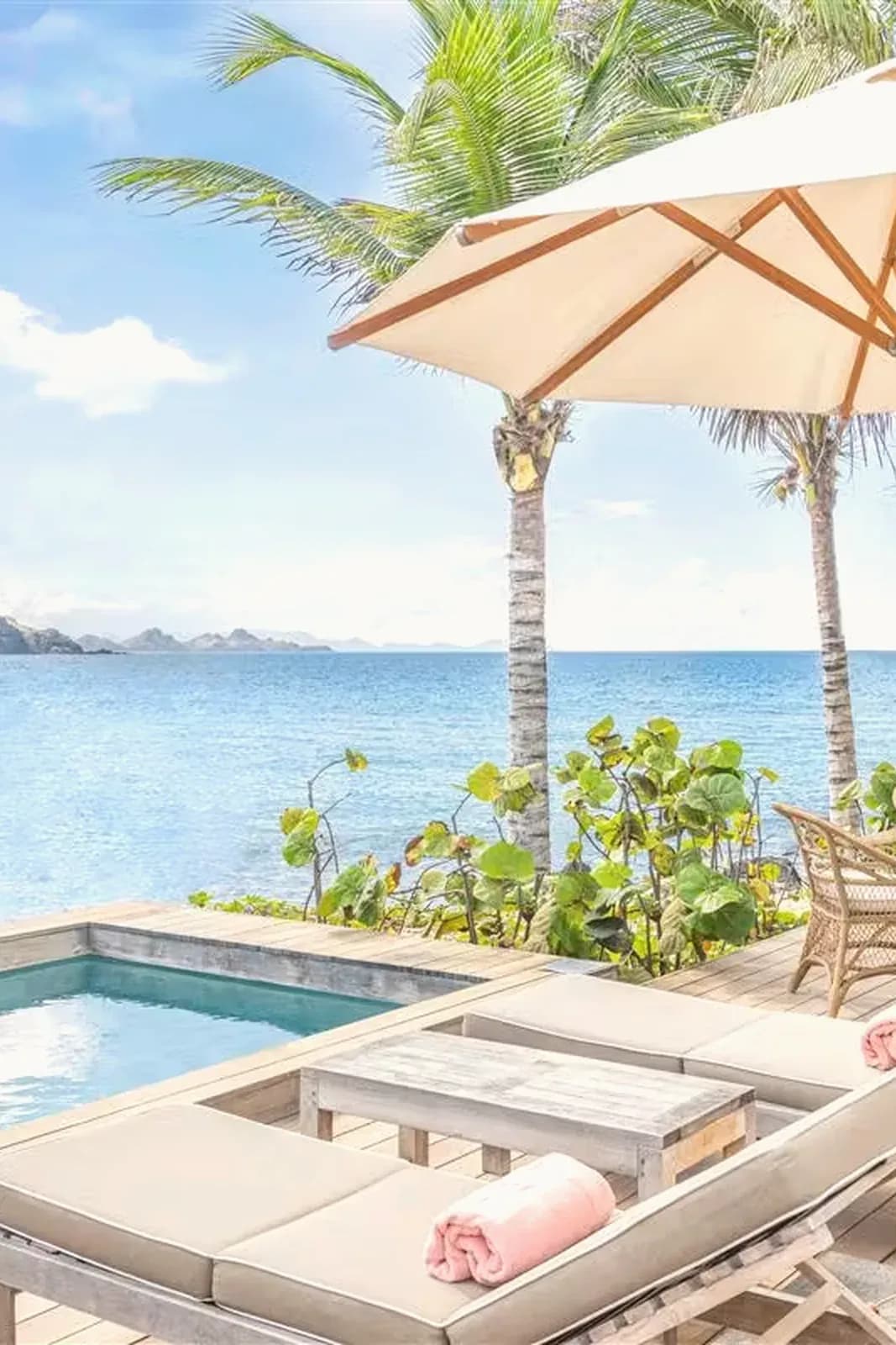 Cheval Blanc St. Barth – Terrasse einer Suite mit eigenem Pool über dem Wasser