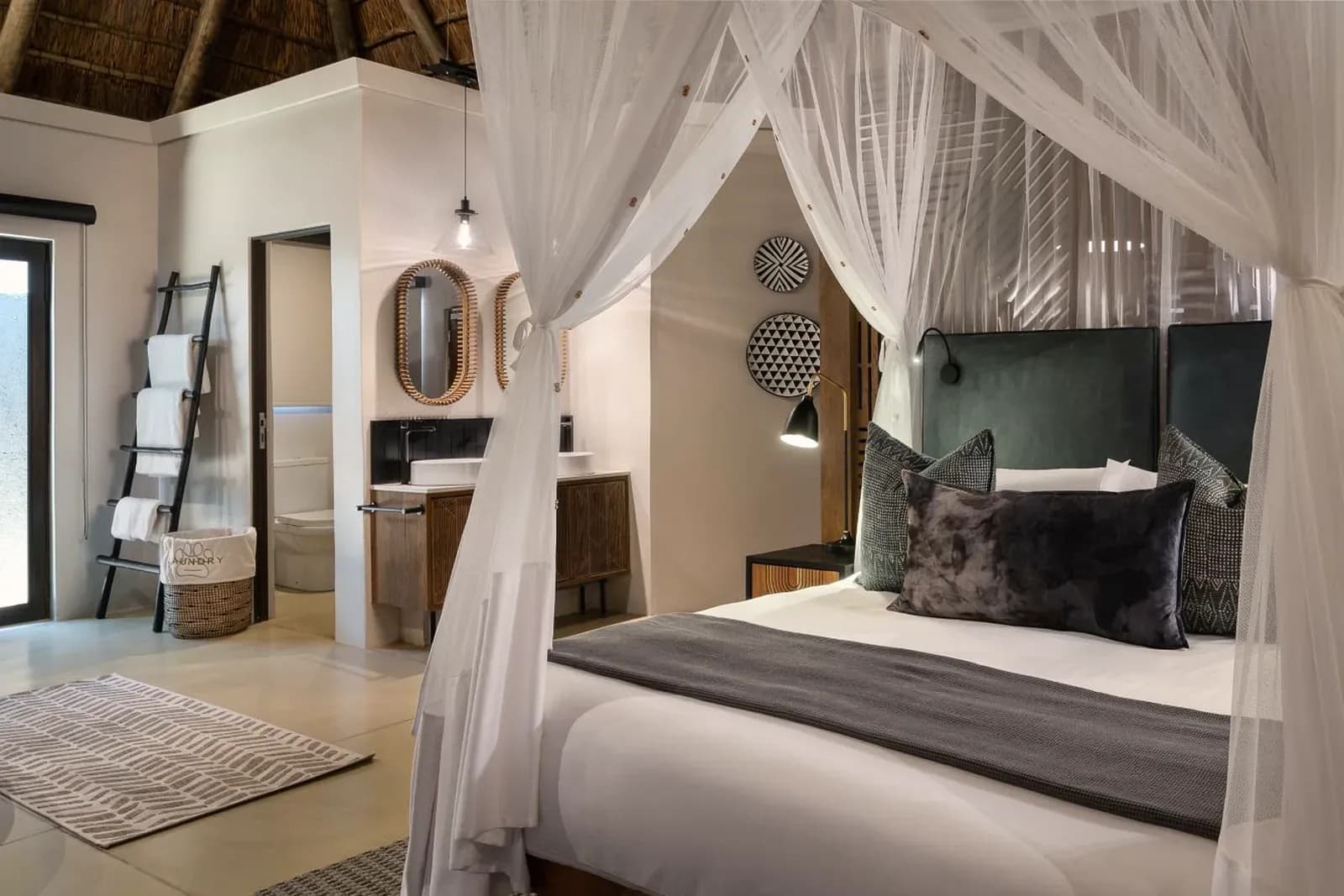 Leopard Sands Lodge – Suite mit Himmelbett und Moskitonetz