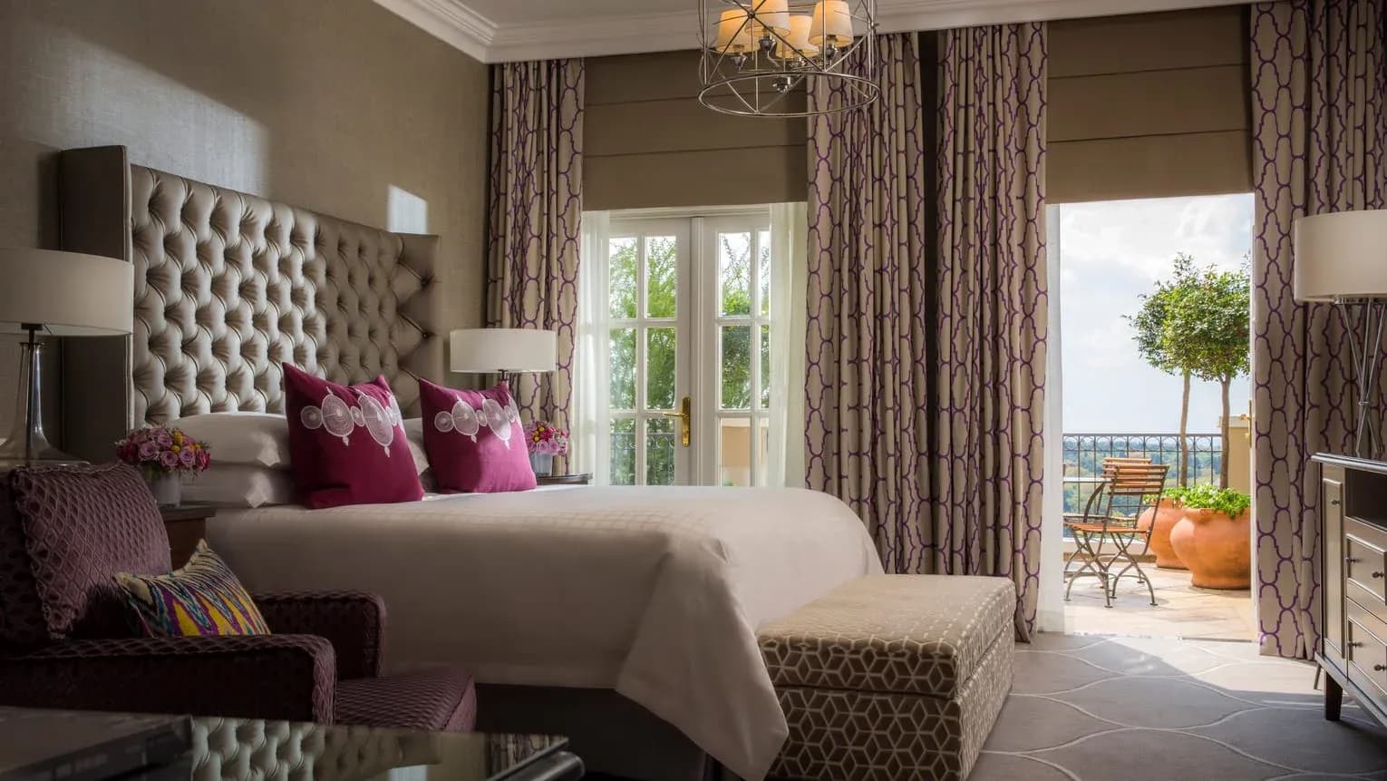 Four Seasons The Westcliff – Schlafzimmer einer Suite mit Terrassentür