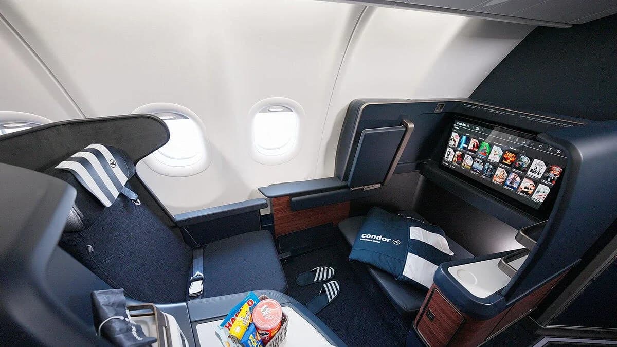 Business Class von Condor: Sitz mit Bildschirm am Fenster