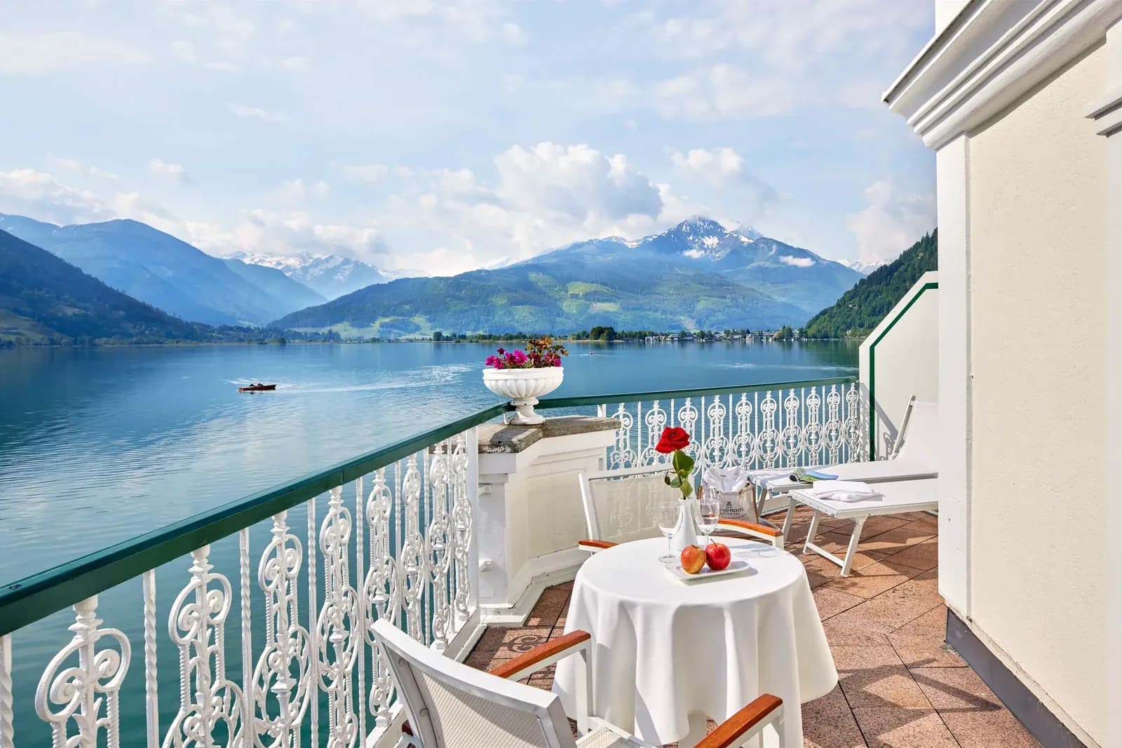 Grandhotel Zell am See – Balkon mit gedecktem Tisch über dem Zeller See