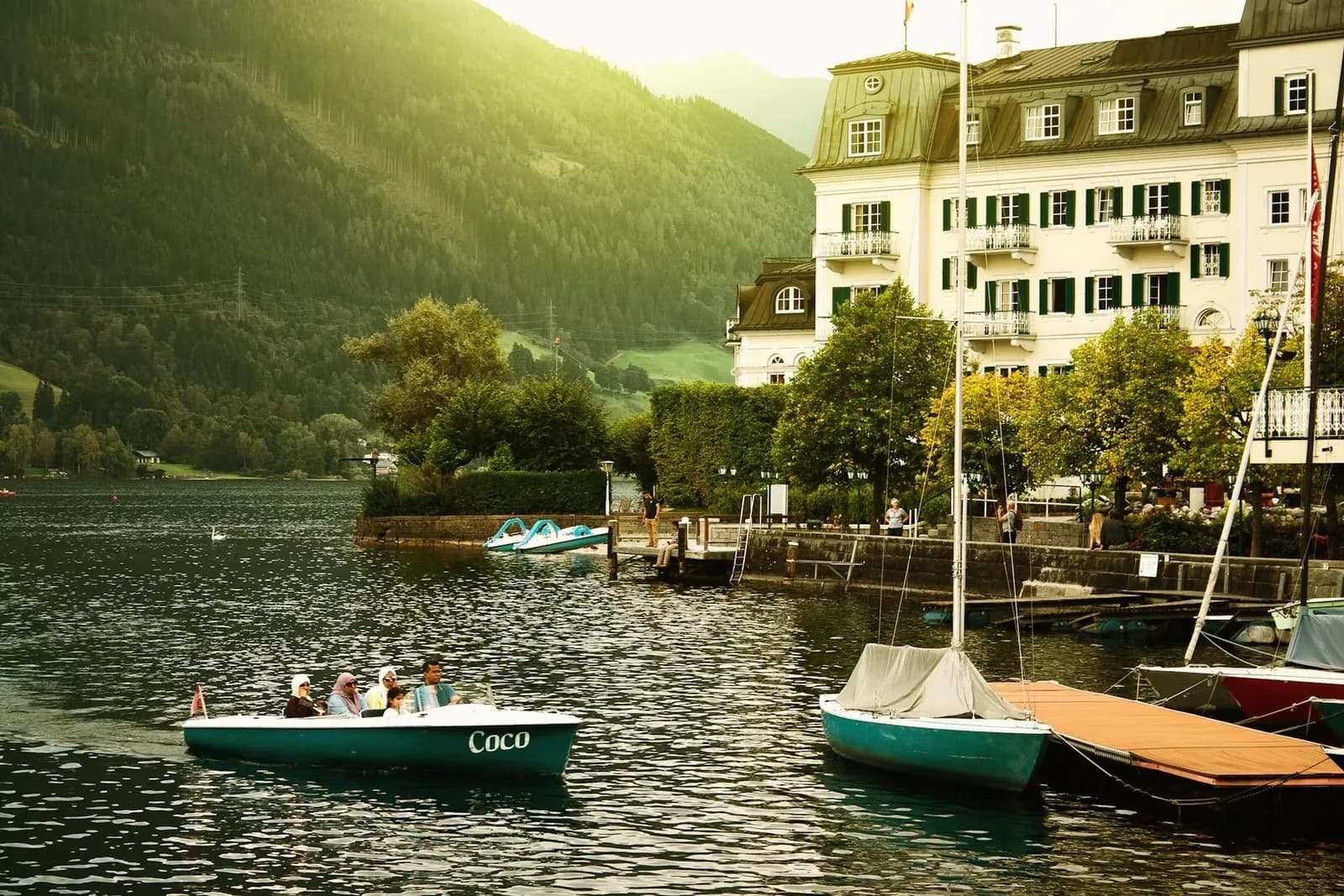 Grandhotel Zell am See – Boote am Ufer im Abendlicht
